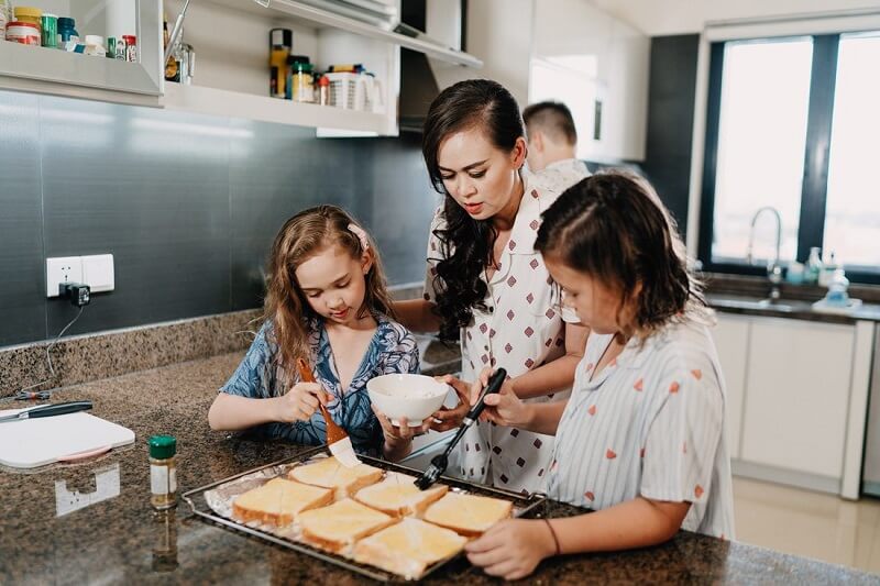 Phần thông tin cá nhân và quá trình học tập trong CV phụ bếp