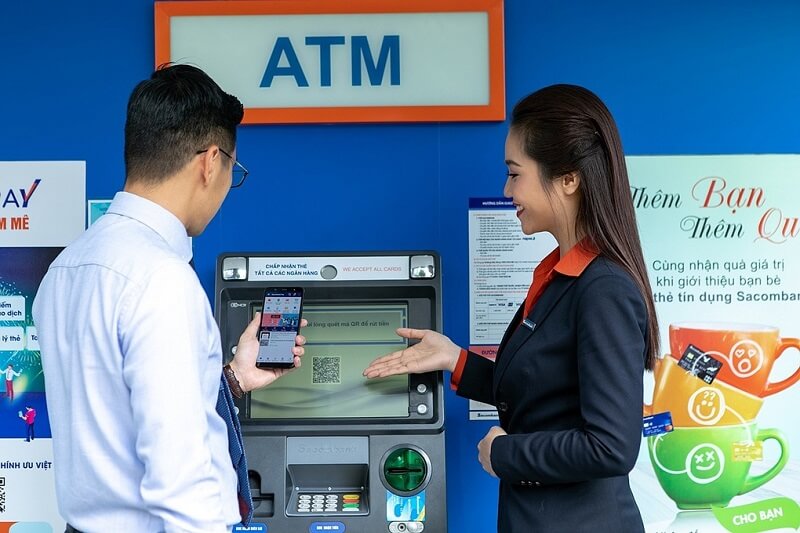 Nhân viên hướng dẫn tải app Sacombank cho khách hàng