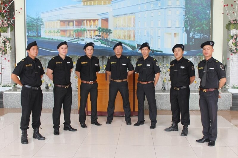 Nhân viên an ninh trong bộ đồng phục