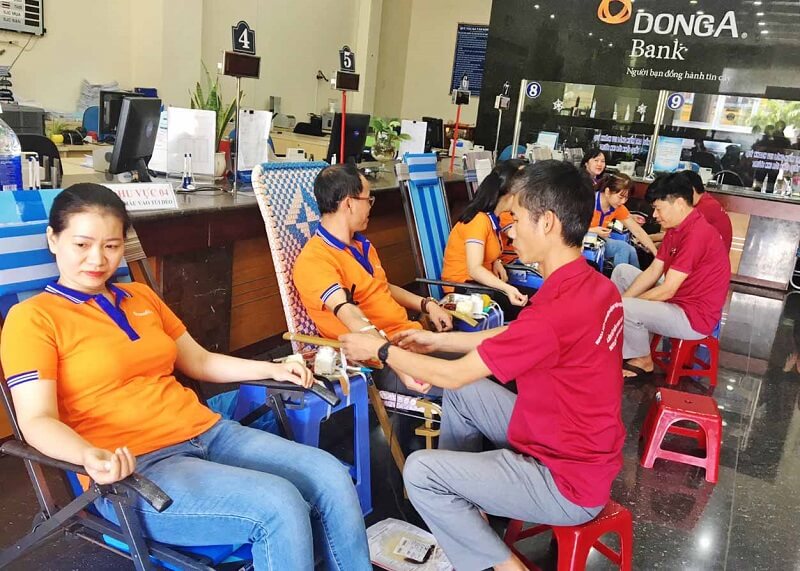 Nhân viên Ngân hàng Đông Á đi hiến máu tình nguyện