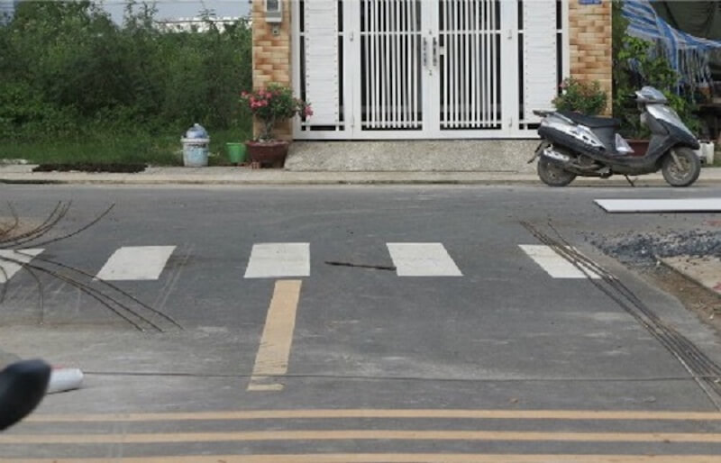 Không mua đất làm nhà sát lề đường 