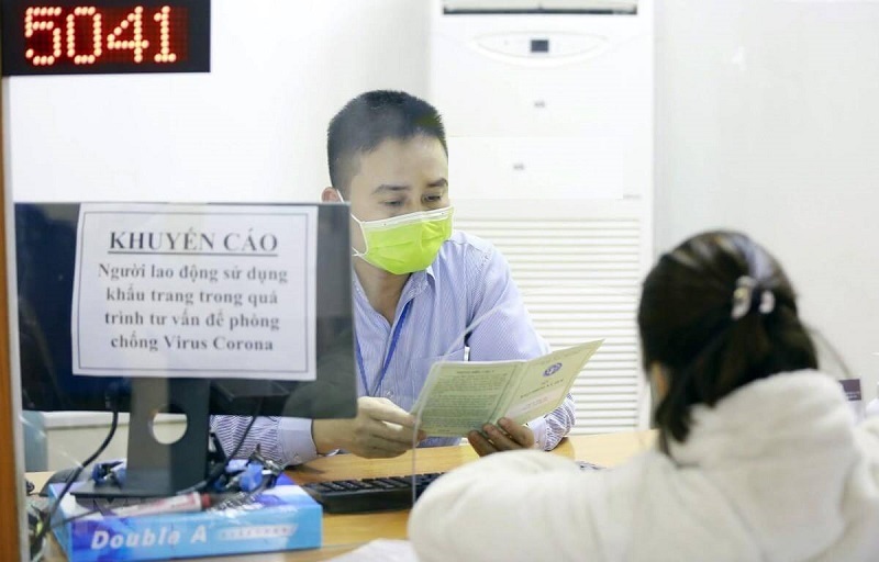 Công dân tới làm việc trực tiếp tại trung tâm dịch vụ việc làm