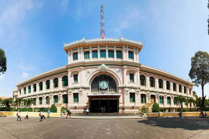 Ở thành phố Hồ Chí Minh, nhiều bưu điện làm việc cả thứ 7, chủ nhật