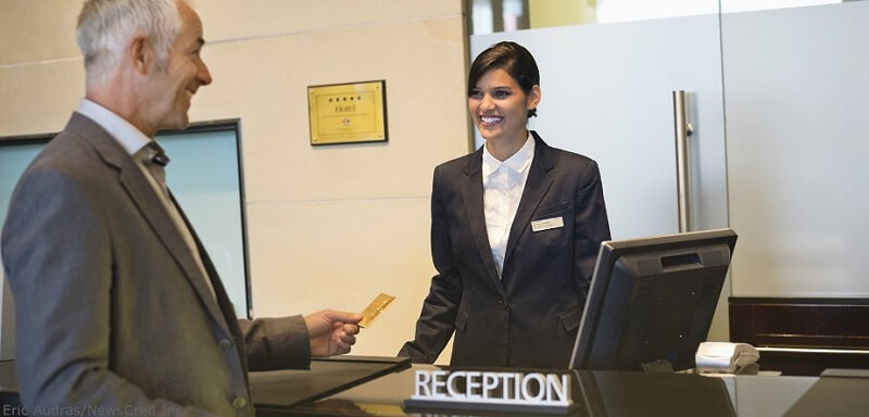 Tiếp tân tiếp nhận thông tin của khách hàng