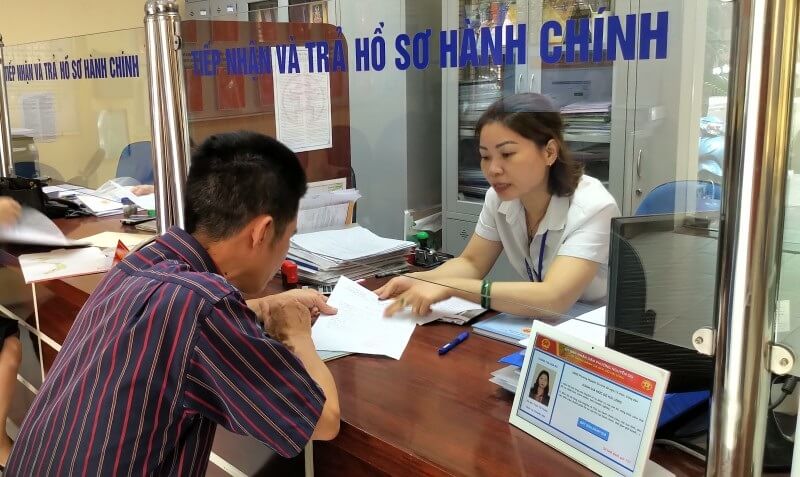 Xin xác nhận sơ yếu lý lịch tại ubnd địa phương.